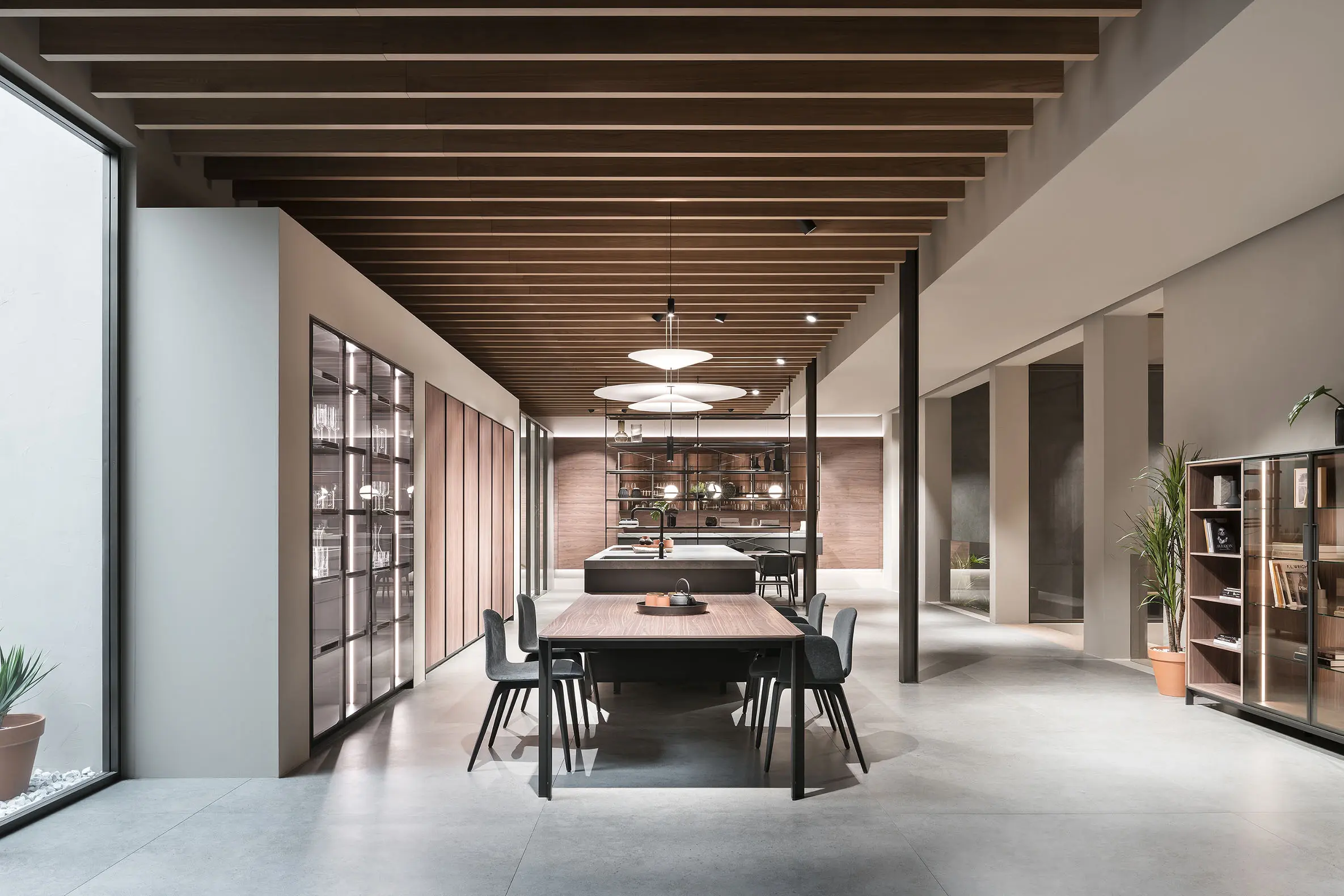 Cocina S45 en Roble y vitrinas