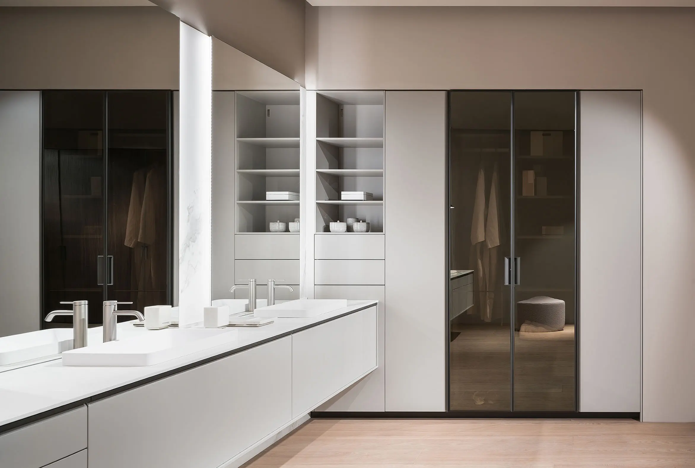 Baño D12 con vitrina